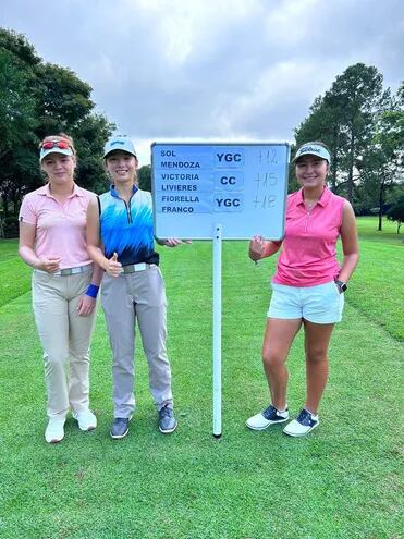 Sol Mendoza (i), la campeona,  acompañada por las golfistas Fiorella Franco y Victoria Livieres. Estas niñas coparon las tres primeras posiciones en la categoría Scratch, en el certamen del Paraná Country.