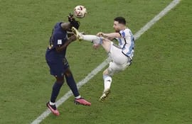 Lionel Messi (d) de Argentina disputa un balón con Eduardo Camavinga de Francia, en la final del Mundial de Fútbol Qatar 2022 entre Argentina y Francia en el estadio de Lusail (Catar). EFE/ Alberto Estevez