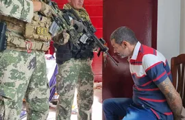 Orlandino César Moreira, alias "Cara Gorda" y "Cezinha" es custodiado por agentes de la Senad, tras ser capturado en Salto del Guairá.