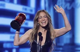 Jennifer Lopez acepta el premio a la mejor canción por "On My Way (Marry Me)".== FOR NEWSPAPERS, INTERNET, TELCOS & TELEVISION USE ONLY ==