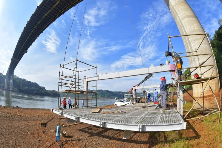 Hace una semana obreros colocaron un sistema de inspección del Puente de la Integración, que consta de un carro móvil de 24 metros de ancho que sobresale a la calzada.