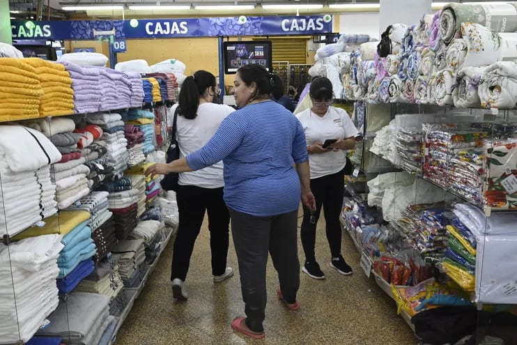 Las tiendas retail piden al Banco Central del Paraguay (BCP) que intervenga para contener la cotización del dólar.