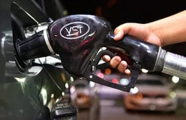 Un vehículo carga combustible en una estación de Los Ángeles, California. El precio del petróleo se dispara por efecto de la guerra entre Rusia y Ucrania.