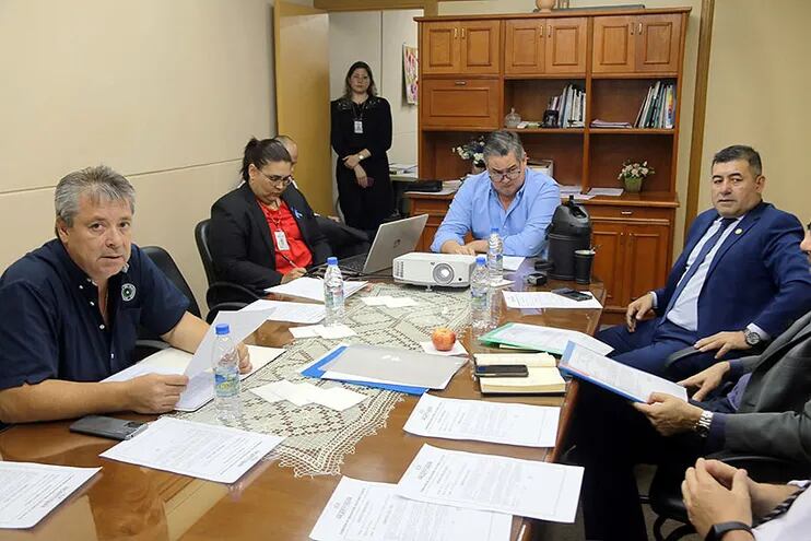 La Comisión de Educación, Cultura y Culto, que encabeza el legislador Luís González Vaesken  acordó la realización de una audiencia pública para analizar el proyecto de ley.