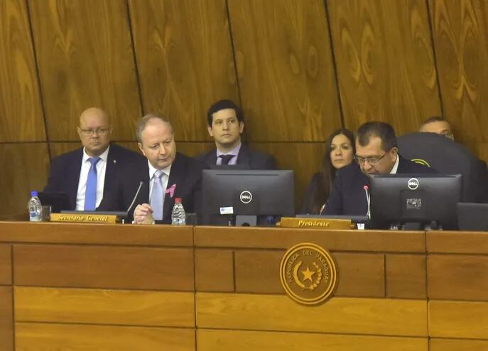 El ministro de Economía, Carlos Fernández Valdovinos, en la audiencia llevada cabo el último martes en la Comisión Bicameral de Presupuesto del Congreso. A su lado, el senador Derlis Osorio, presidente de la referida comisión.