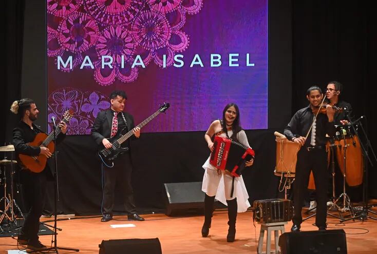 La cantante María Isabel en el escenario del nuevo auditorio del Centro Cultural y Sitio de Memoria 1A-Ykua Bolaños.