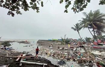 Residentes de la localidad filipina de Oroquieta inspeccionan los daños causados por las inundaciones.