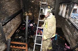 un-bombero-voluntario-retira-una-escalera-de-una-de-las-habitaciones-de-la-vivienda-siniestrada--234107000000-1611057.jpg