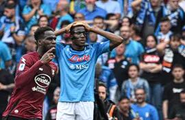 El senegalés Boulaye Dia (i) celebra el gol del empate para Salernitana ante la decepción del nigeriano  Víctor Osimhen, goleador del Napoli.