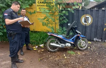 La motocicleta que fue robada y luego abandonada frente a la Patrulla Caminera.