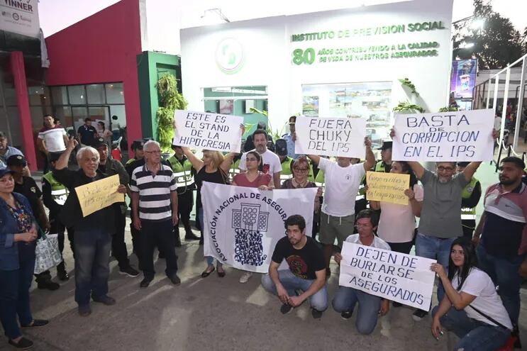 Un grupo de asegurados del Instituto de Previsión Social se manifiesta frente al stand del IPS en la EXPO.