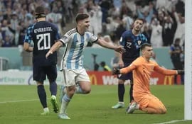 Julian Álvarez (c) de Argentina celebra un gol, en un partido de semifinales del Mundial de Fútbol Qatar 2022 entre Argentina y Croacia en el estadio de Lusail (Catar). EFE/Juan Ignacio Roncoroni