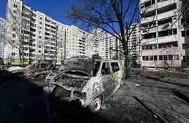 Edificios y vehículos destruidos en Kiev, tras los ataques de Rusia.