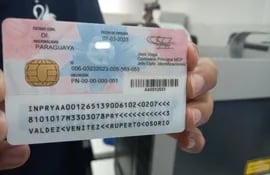 La nueva cédula de identidad tendrá un chip con información biométrica de la persona.