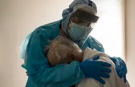 La pandemia de covid-19 ya tiene más de 1,5 millones de muertos en el mundo y contagió a 65 millones de personas.