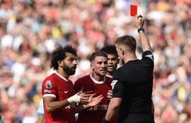El árbitro Thomas Bramall le exhibe la tarjeta roja a Alexis Mac Allister, en el partido que Liverpool le ganó a Bournemouth.