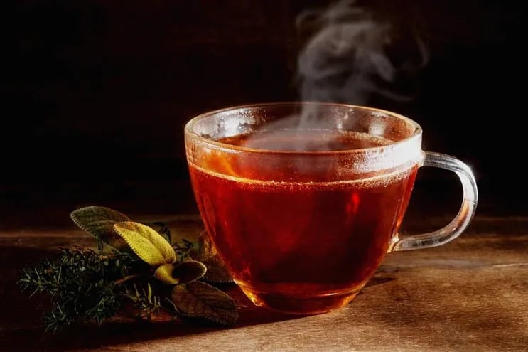 El té generalmente se considera saludable, especialmente el té verde, pero el té oolong no se ha estudiado tanto. Al igual que otros tés, el oolong contiene vitaminas, minerales y antioxidantes. Beber este té puede tener beneficios para la salud de los dientes, los huesos, el corazón y el cerebro,