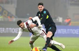 Antonio Sanabria trata de proteger el balón contra un defensor del Inter en el partido del Torino por la ronda 19 de la Serie A.