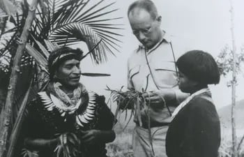 Richard Evans Schultes en la Amazonía en compañía de dos informantes, década de 1940