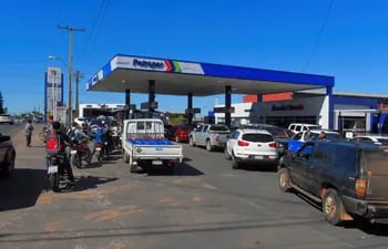 Hoy solo Petropar vende combustible a precio subsidiado y la ciudadanía hace fila para comprar en la estatal.