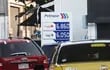 Sigue la fila de vehículos que quieren comprar combustible más barato en Petropar. La estatal no da abasto a la demanda.