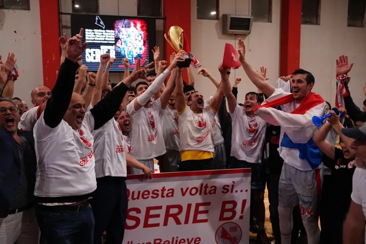 Alejandro Peralta, con la bandera paraguaya en el cuello, celebra el ascenso a la Serie B, la tercera categoría del baloncesto italiano.