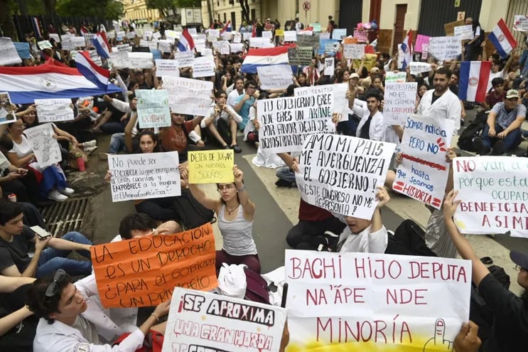 Estudiantes de la Universidad Nacional de Asunción (UNA) en paro se manifiestan por el Arancel Cero sobre la calle El Paraguayo Independiente.