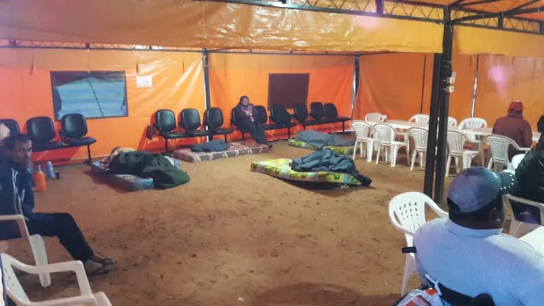 Imágenes del albergue de la Secretaría de Emergencia Nacional (SEN) que está ubicado en la Costanera de Asunción, donde 49 personas pasaron la noche fría.