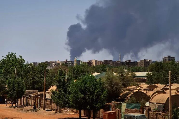 Una humareda sobre la ciudad de Jartúm, Sudán.