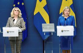 La Primera Ministra de Suecia, Magdalena Andersson y la Ministra de Asuntos Sociales, Lena Hallengren (L), brindan una conferencia de prensa en Estocolmo, Suecia, el 3 de febrero de 2022, donde anunciaron planes para levantar casi todas las restricciones del país por el COVID-19. el 09 de febrero.