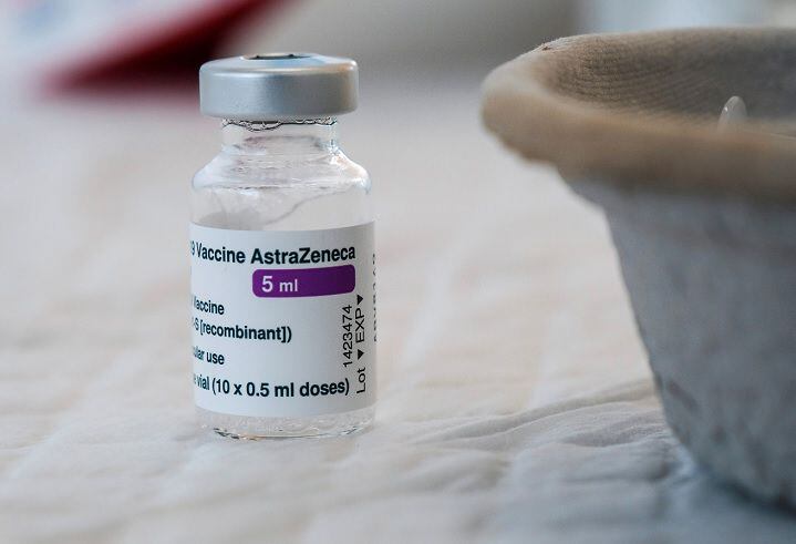 Vacuna de AstraZeneca no tiene relación con trombos, asegura responsable de  Oxford.