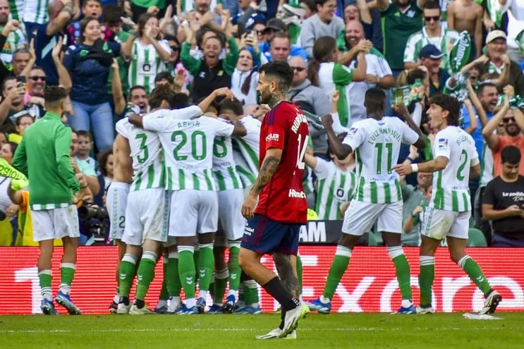 Los jugadores del Real Betis celebran el gol marcado por Isco al CA Osasuna durante el partido de la jornada 11 de LaLiga EA Sports, este domingo en el estadio Benito Villamarín de Sevilla.