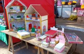 Casas de muñecas, una novedad interesante este año en la feria de juguetes en la avenida Eusebio Ayala.
