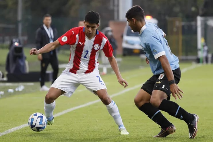 Mathías de Ritis (i) jugador de Uruguay disputa el balón con Alan Nuñez de Paraguay en el partido de la fase final del Campeonato Sudamericano Sub'20 entre las selecciones de Uruguay y Paraguay, en el estadio Metropolitano De Techo en Bogotá (Colombia).