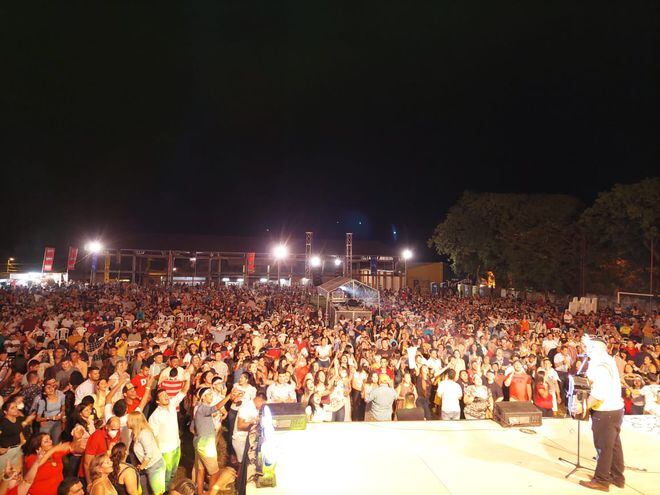 Importante concurrencia en el Festival Nacional del Poncho Para´i en el club 12 de agosto de la ciudad de Piribebuy.