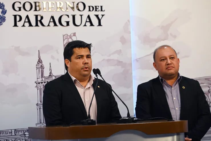 El director ejecutivo paraguayo de Yacyretá, Luis Benítez, junto al jefe financiero de la entidad, Federico Vergara, en conferencia de prensa tras la reunión con el Equipo Económico.
