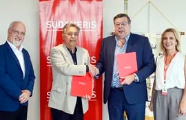 Jorge Giret, Jorge Aníbal Sisul, Jerónimo Nasser y Zaida Narváez en la firma del convenio de Sudameris y Club Porvenir Guaireño.