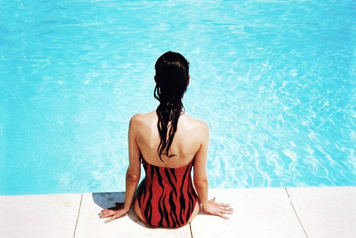 Luego de salir de la piscina, es importante ducharse y enjuagar el cabello. Foto: Pixabay