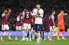 Son Heung-Min de Tottenham reacciona después del partido de fútbol de la Premier League inglesa entre Tottenham Hotspur y Aston Villa en Londres, Gran Bretaña, el 1 de enero de 2023.