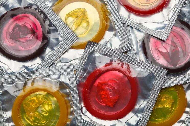 Paquetes de preservativos de colores