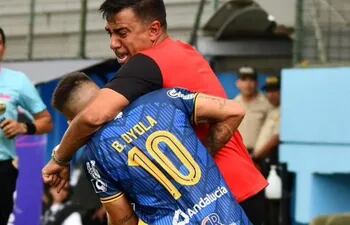 Momento de la agresión de César Farías, entrenador del Aucas, al futbolista Oyola, del club Delfín.
