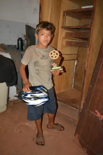 Ramón Mancuello muestra orgulloso su trofeo de campeón y el casco que le regalaron.