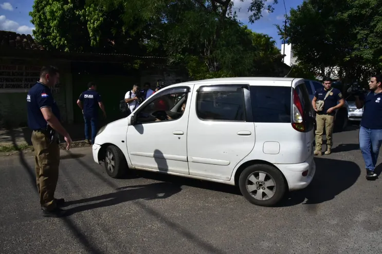 Auto incautado por la Policía Nacional será sometido a peritaje. Sospechan que fue el que embistió a dos ciclistas en la costanera de Asunción.