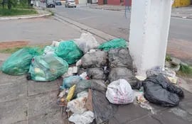 Se van acumulando las bolsas de basura desde el lunes, nuevamente en la misma esquina: Carretera de López y Manuel González, Lambaré