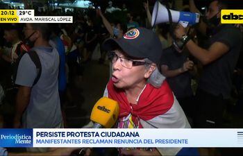 La abuelita manifestante no se calla nada.
