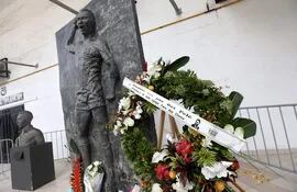 Fotografía de un homenaje a Pelé en el estadio Vila Belmiro hoy, en Santos (Brasil). Pelé murió el pasado jueves a los 82 años en un hospital de Sao Paulo, donde estaba recibimiento tratamiento contra un cáncer.
