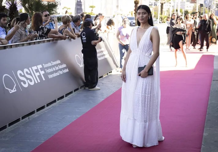 La actriz paraguaya Majo Cabrera posa en la alfombra roja del Festival de Cine de San Sebastián, en el estreno de la serie "Nada".