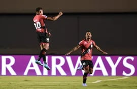 Atlético Goianiense derrotó a Olimpia 2-0 en los noventa minutos y 5-3 en los penales para dejar afuera de la Sudamericana a los paraguayos.