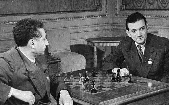 Vladimir Zak y Viktor Korchnoi, que luce la medalla de campeón de la URSS (Foto del libro Korchnoi Yerar by Year 1).