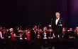 El tenor español Plácido Domingo actuó por primera vez en Paraguay el domingo, en el court central del Yacht y Golf Club Paraguayo. El cantante se presentó junto a la Orquesta Sinfónica de la Universidad del Norte, bajo la batuta del pianista y director de orquesta Eugene Kohn.
